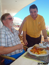 Enrique verificando el cordero