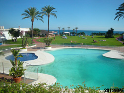 Solo la piscina separando la terraza del mar