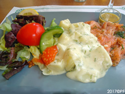 La Chispa's salmon con patatas eneldo