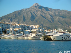 Botes en el puerto con La Concha en la fonda