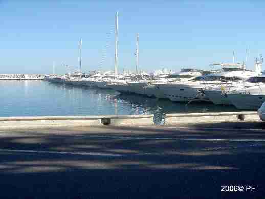 Botes de tamao mediano en Puerto Bans