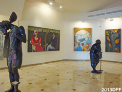 El museo est exponiendo pinturas y esculturas